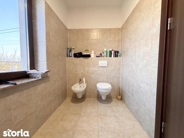 Casă cu 6 camere cu Teren 2310 Mp în Sânmartin