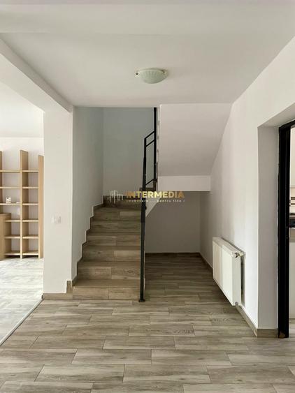 Duplex cu 4 camere cu Canalizare în Micești