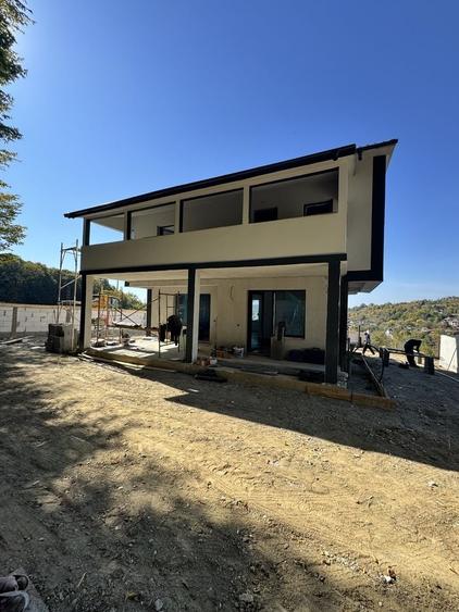 Casă cu 4 camere în Valea Mare