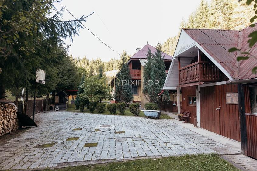 Casă individuală cu 7 camere cu Garaj în Stânceni