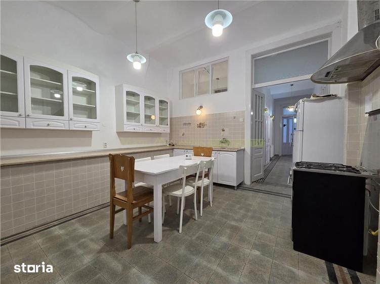 Apartament cu 4 camere decomandat în Centrul Istoric