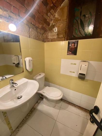 Casă individuală cu 8 camere cu Canalizare în Central