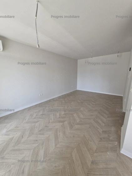 Apartament cu 3 camere semidecomandat în Aradului