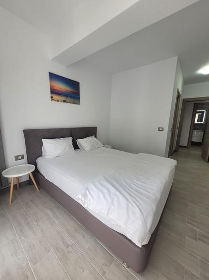 Apartament cu 3 camere semidecomandat, mobilat în Nord