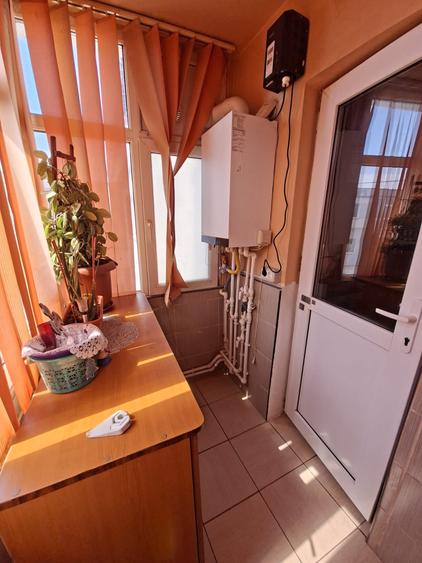 3 camere decomandate , centrala pe gaze, ,zona Dacia , pe SUD, pod  deasupra - 4