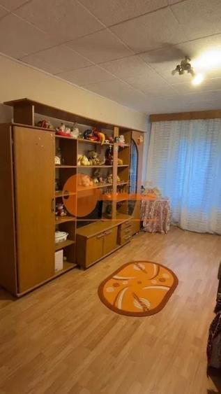 Apartament cu 3 camere semidecomandat, mobilat în Apusului