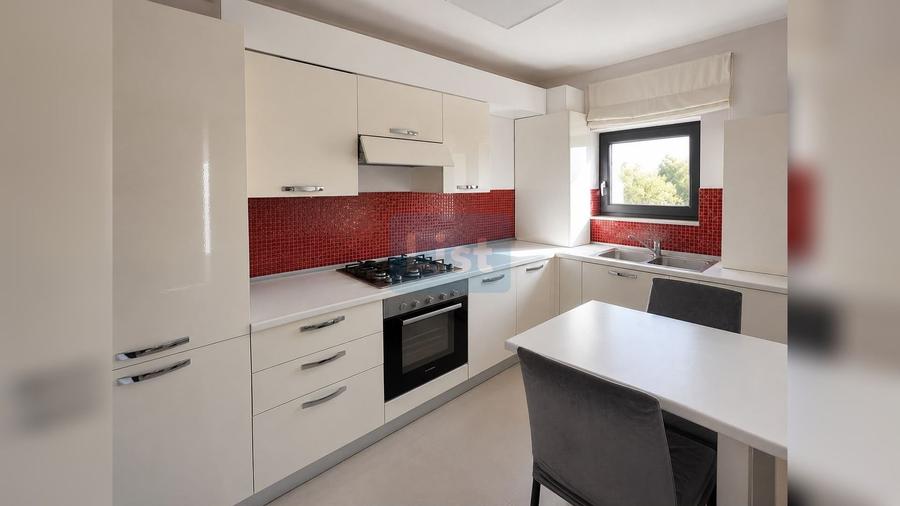 Apartament cu 3 camere semidecomandat în Borhanci