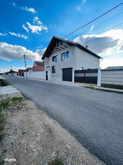 Casă cu 4 camere în Sânmartin