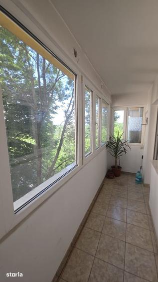 Apartament cu 4 camere decomandat în Tei