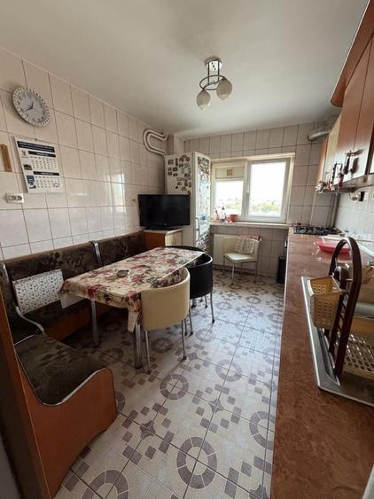 Apartament cu 4 camere semidecomandat în Brâncoveanu