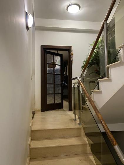 Casă individuală cu 7 camere cu Canalizare în Central