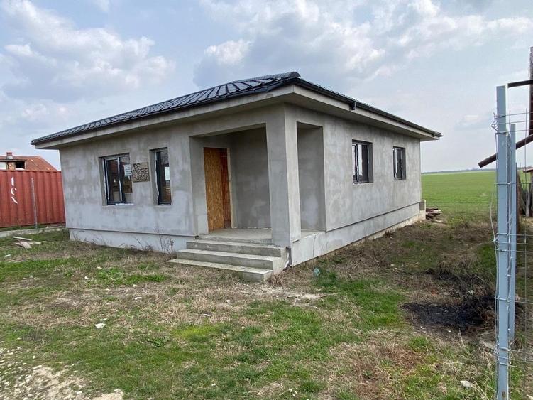Casă cu 3 camere în Sintești