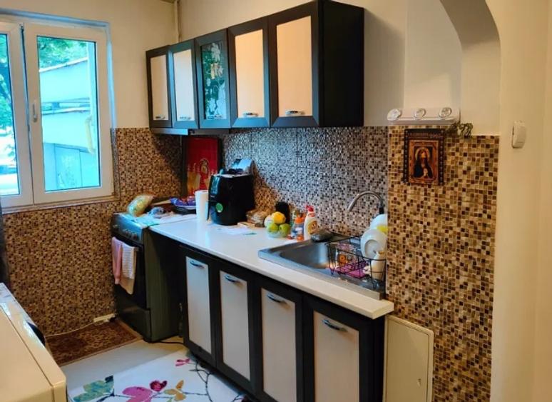 Apartament cu 3 camere semidecomandat în Dristor