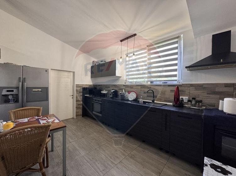 Duplex cu 12 camere cu Teren 1101 Mp în Rădaia