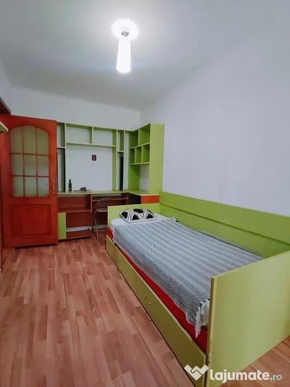 Apartament cu 3 camere decomandat în Sud
