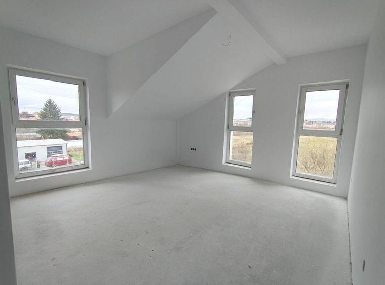 Apartament cu 3 camere decomandat în Turnișor