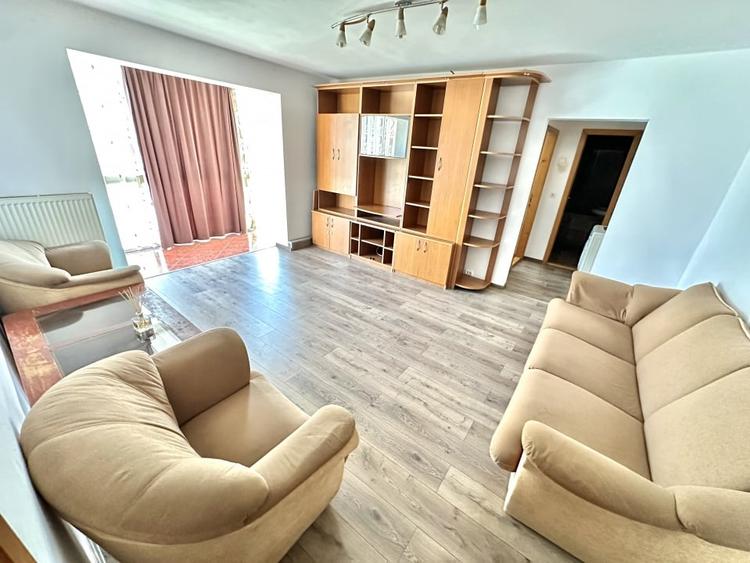 Apartament cu 3 camere semidecomandat, mobilat în Cetate