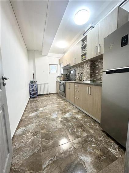 Apartament cu 3 camere semidecomandat, mobilat în Nord