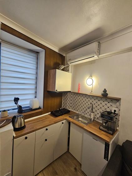 Apartament cu 3 camere nedecomandat, mobilat în Victoriei