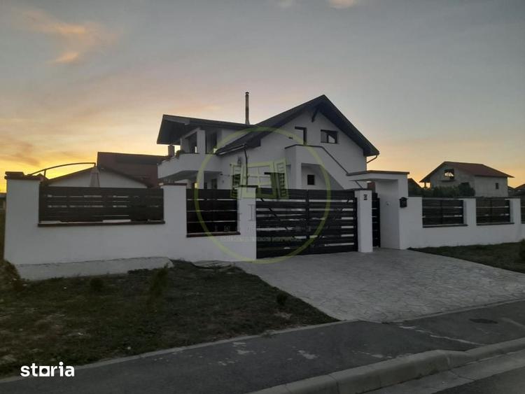 Casă cu 8 camere cu Teren 700 Mp în Ucea