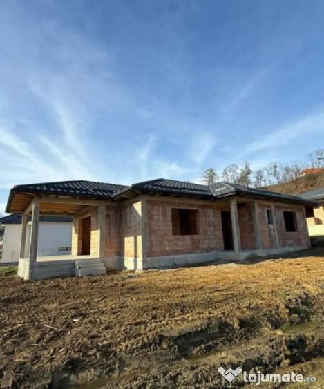 Casă cu 4 camere cu Teren 536 Mp în Groși