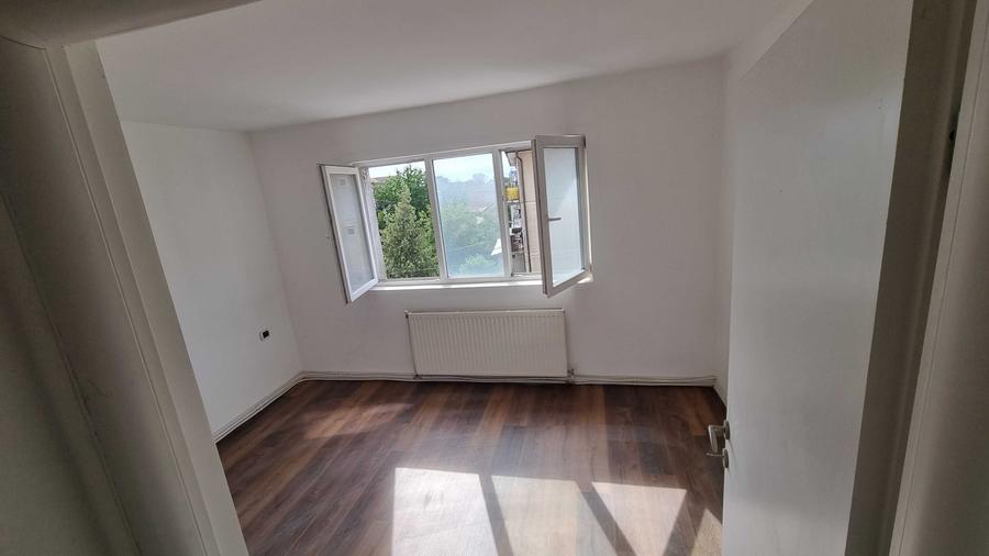 Apartament cu 3 camere semidecomandat în Livada