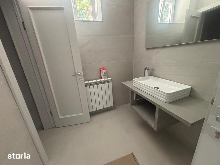 Casă cu 10 camere cu Teren 400 Mp în Copou