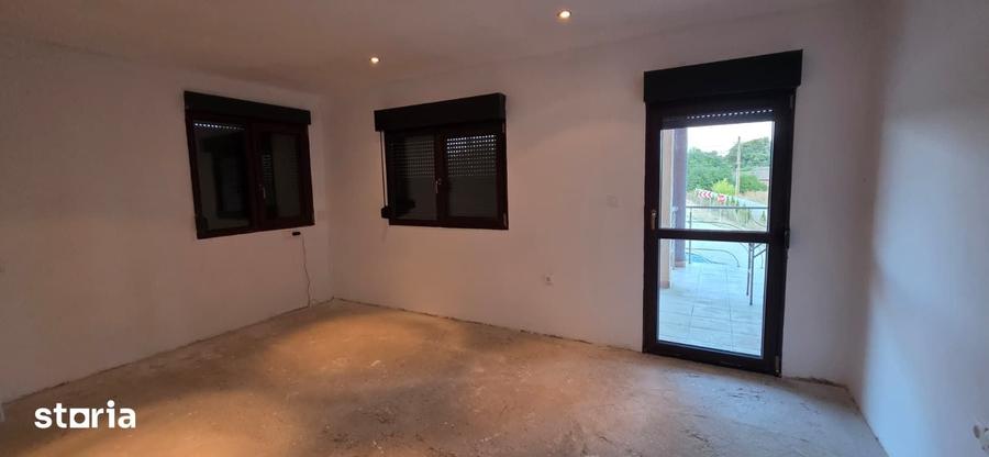 Casă cu 6 camere cu Teren 769 Mp în Prăjești