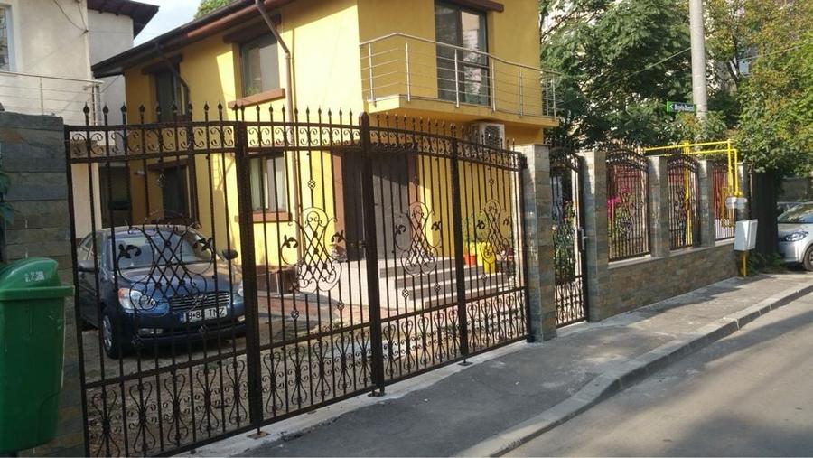 Casă cu 2 camere cu Teren 100 Mp în Central