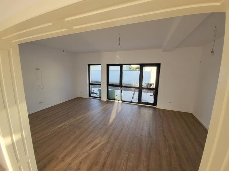 Duplex cu 4 camere cu Garaj în Central