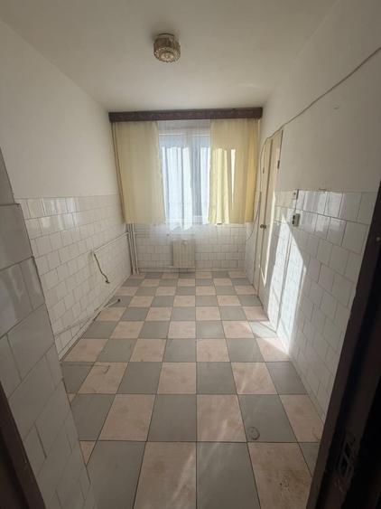 Apartament cu 3 camere semidecomandat în Narcisa