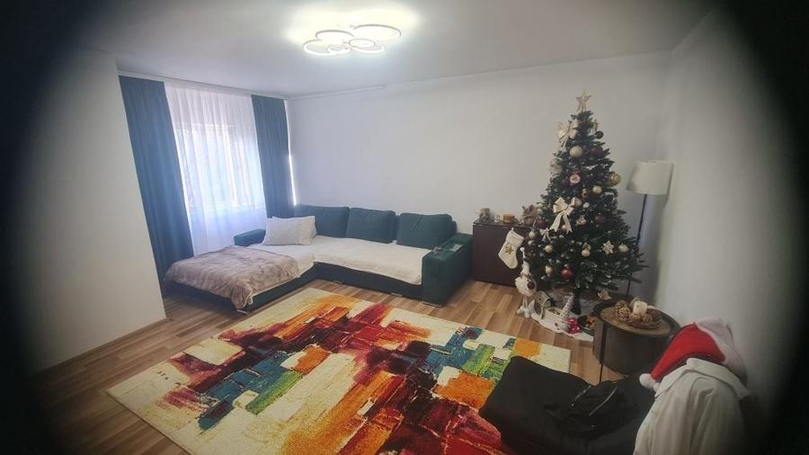 Apartament cu 3 camere decomandat în 1 Decembrie