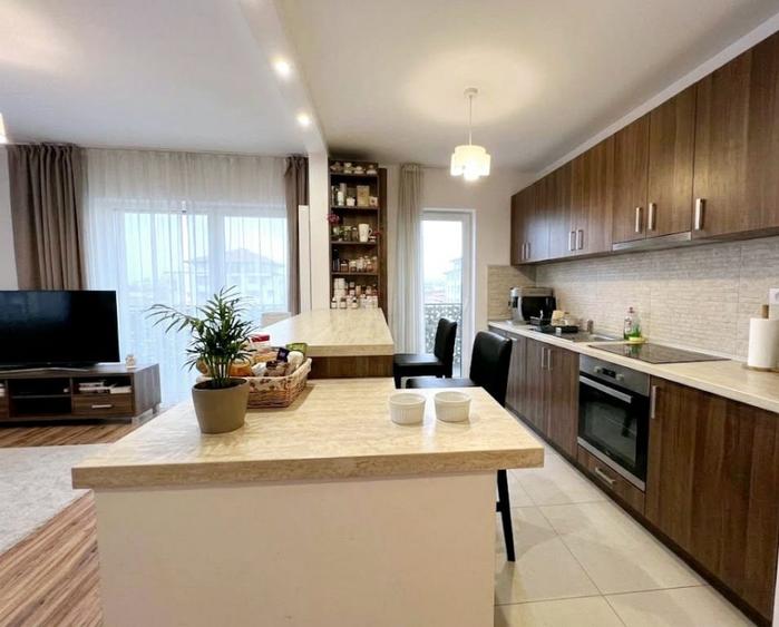 Apartament cu 3 camere semidecomandat, mobilat în Bună Ziua