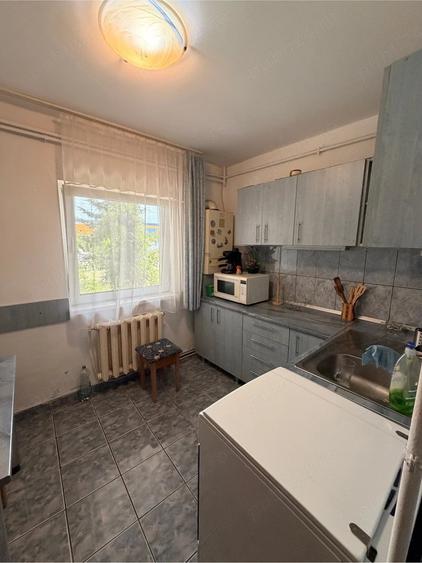Apartament cu 4 camere decomandat în Industrială