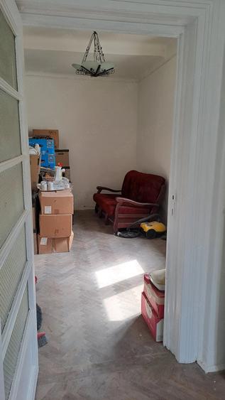 Apartament cu 3 camere semidecomandat în Tineretului