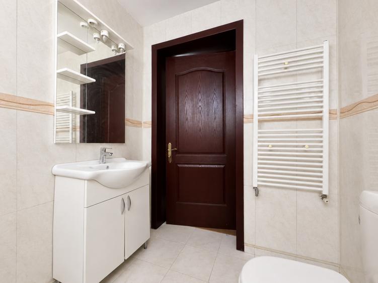 Apartament cu 3 camere decomandat, mobilat în Faleza Nord