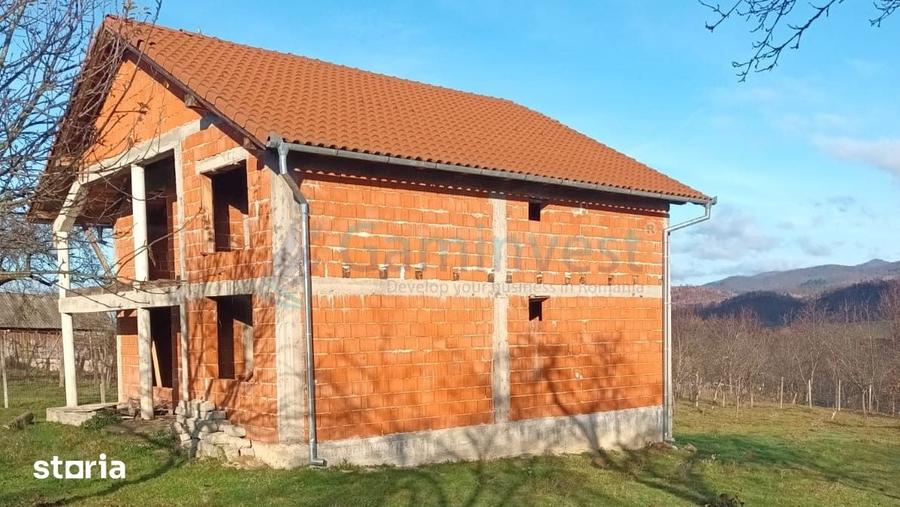 Casă cu 5 camere cu Teren 4564 Mp în Curățele