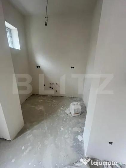 Apartament cu 3 camere semidecomandat în Decebal