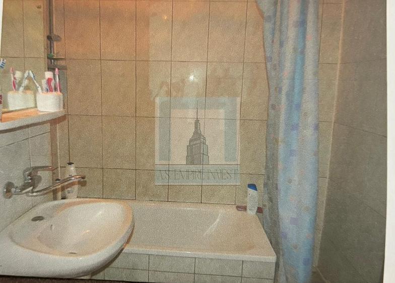 Apartament cu 3 camere decomandat în Calea București
