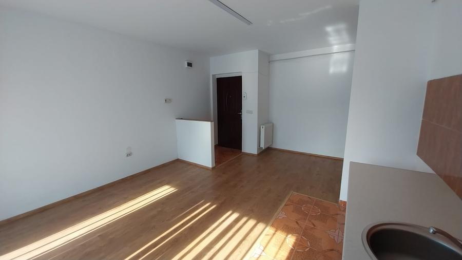 Apartament cu 3 camere semidecomandat în Florești