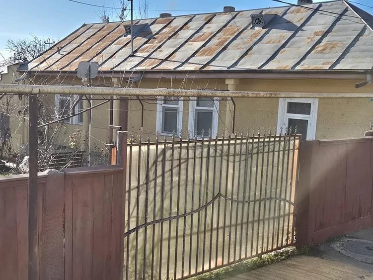 Casă cu 3 camere cu Teren 700 Mp în Central