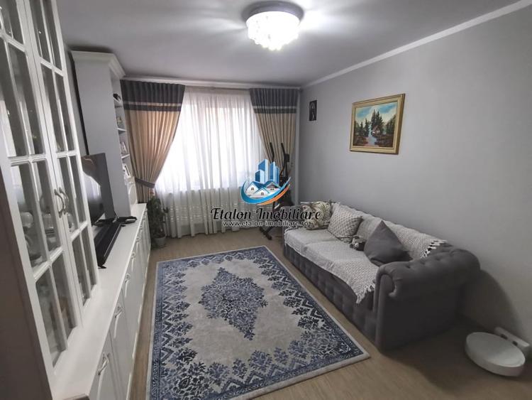 Apartament cu 3 camere semidecomandat în Periferie