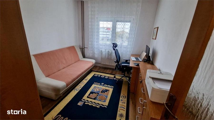 Apartament cu 3 camere decomandat în Buziașului