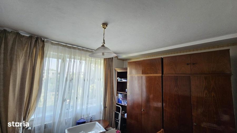 Apartament cu 3 camere semidecomandat în Cina