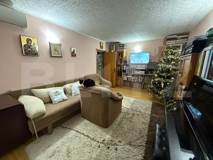 Apartament cu 4 camere semidecomandat, mobilat în Nicolina