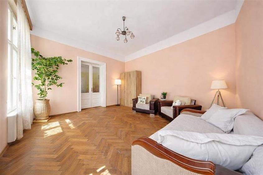 Apartament cu 6 camere semidecomandat în Centrul Istoric