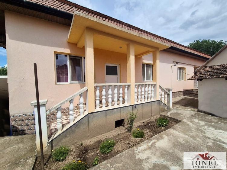 Casă individuală cu 4 camere cu Canalizare în Est