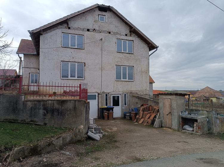 Casă cu 4 camere în Luncani