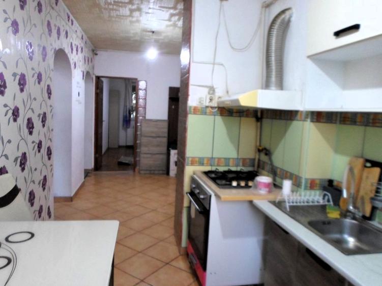 Apartament cu 3 camere decomandat în Democrației