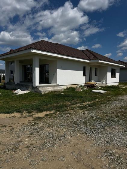 Casă individuală cu 3 camere cu Canalizare în Sud